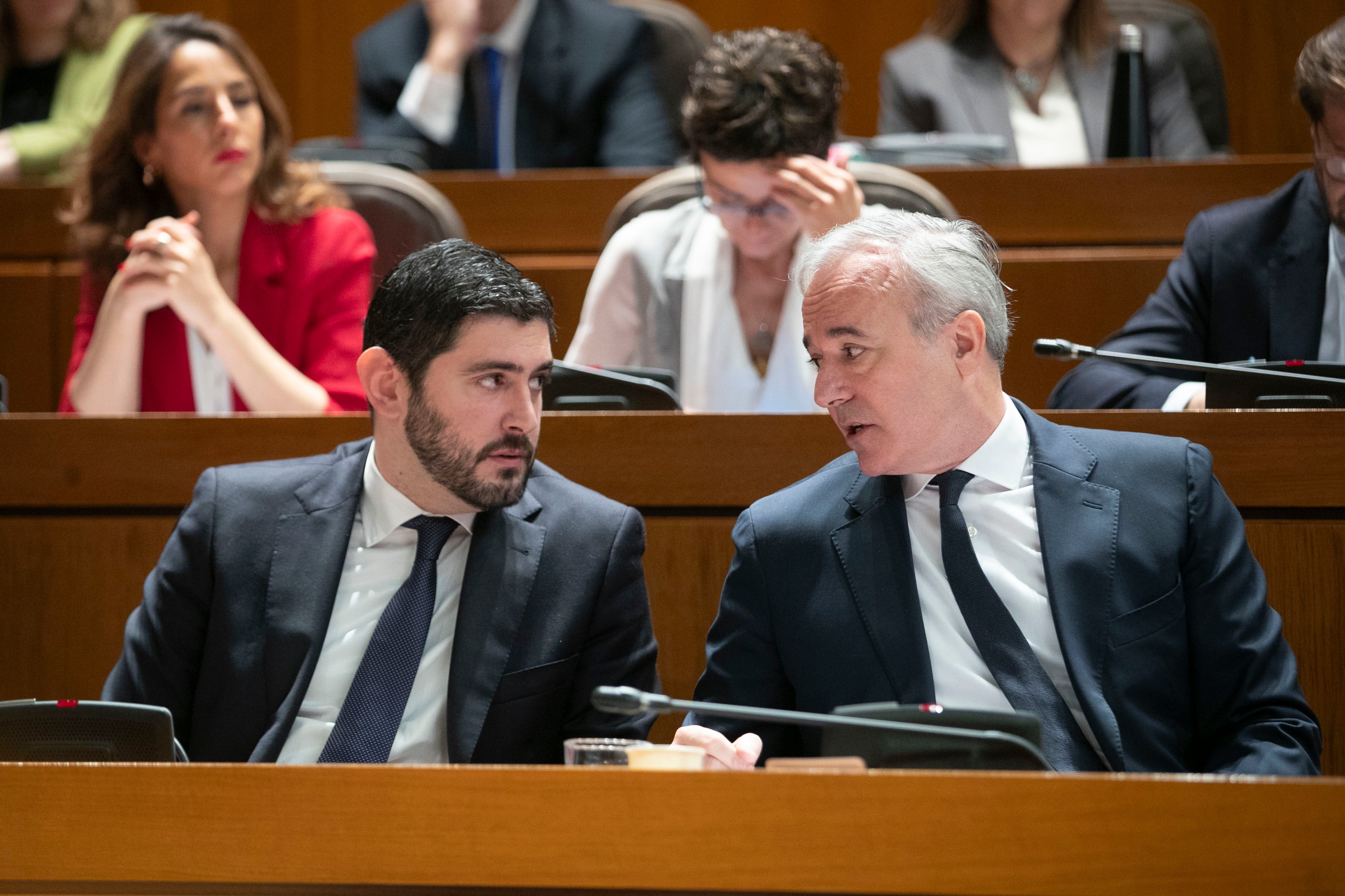 Jorge Azcón conversa con el vicepresidente del Gobierno de Aragón, Alejandro Nolasco (Vox) durante un pleno de las Cortes, en Zaragoza.