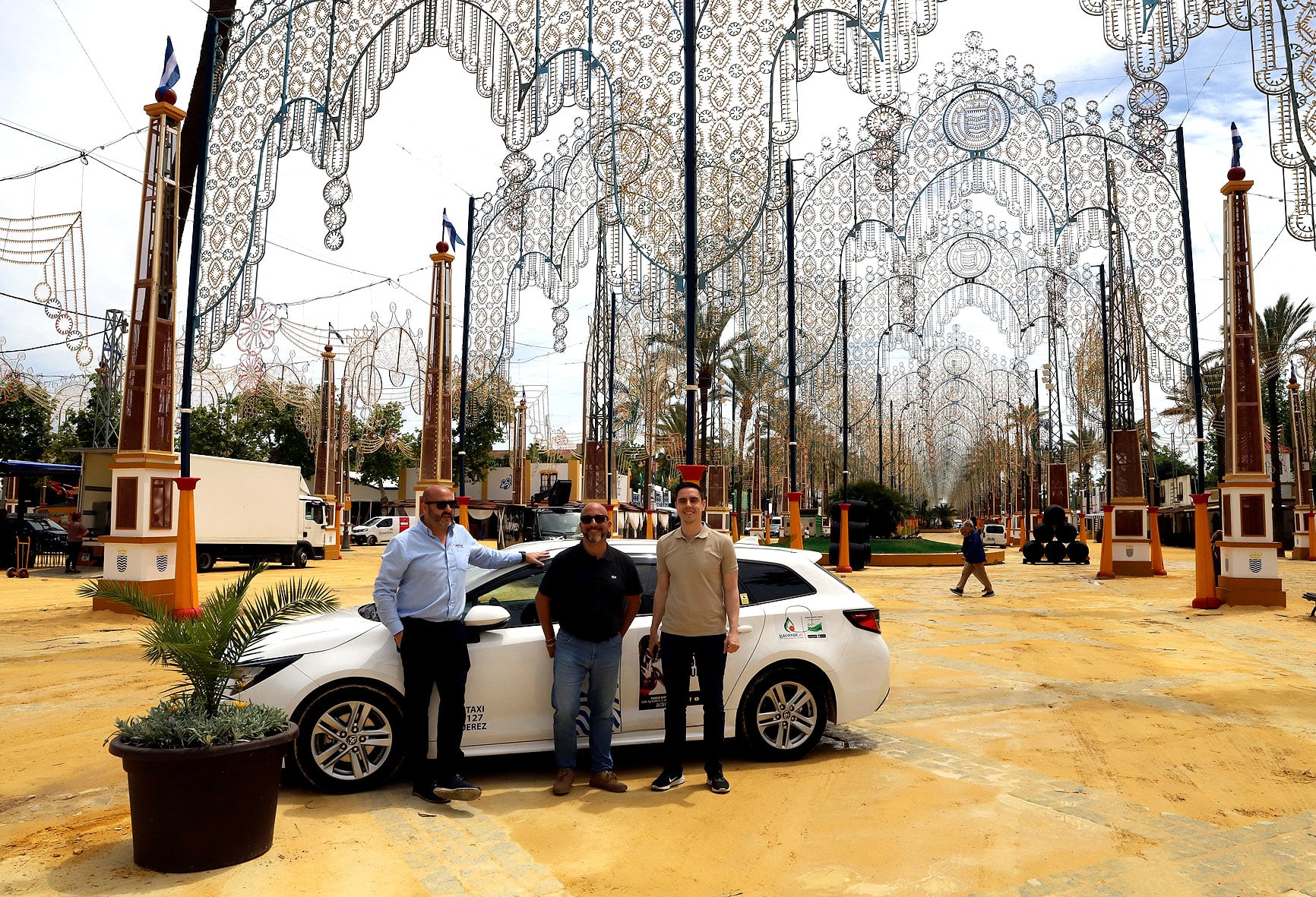 Espinar junto a los representantes de Tele-Taxi