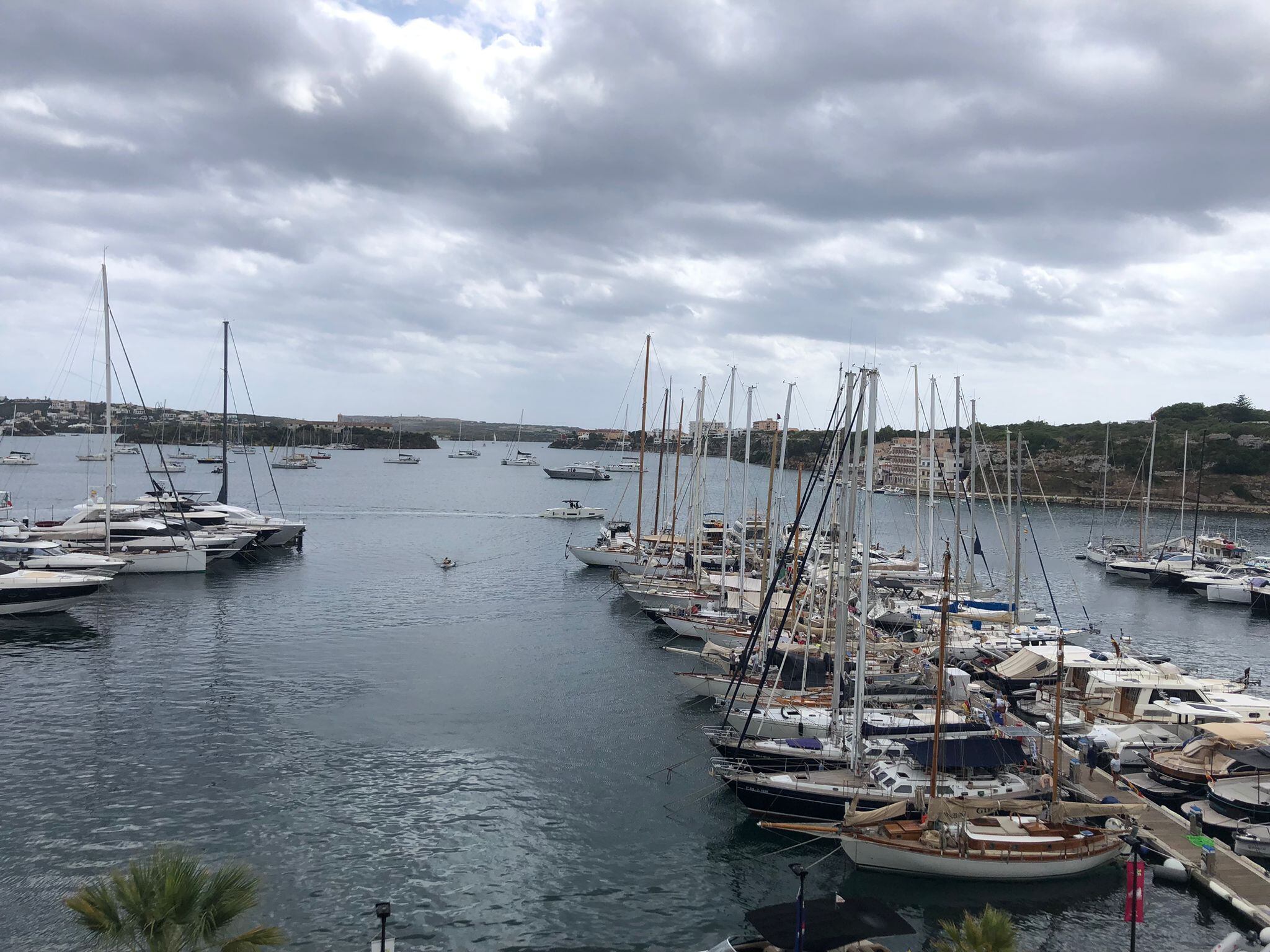 Els velers esperen  amarrats a port l'inici de les regates.
