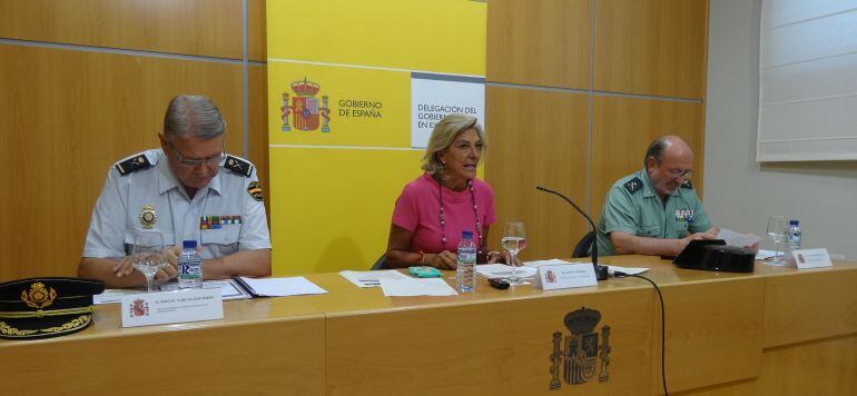 Cristina Herrera, flanqueada por dos mandos de la Policía Nacional y la Guardia Civil.