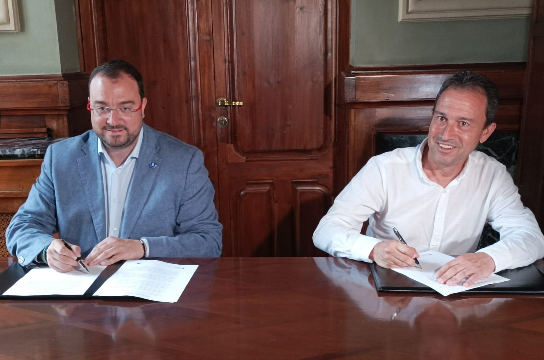 Adrián Barbón (PSOE) y Ovidio Zapico (IU) firman el acuerdo de gobierno