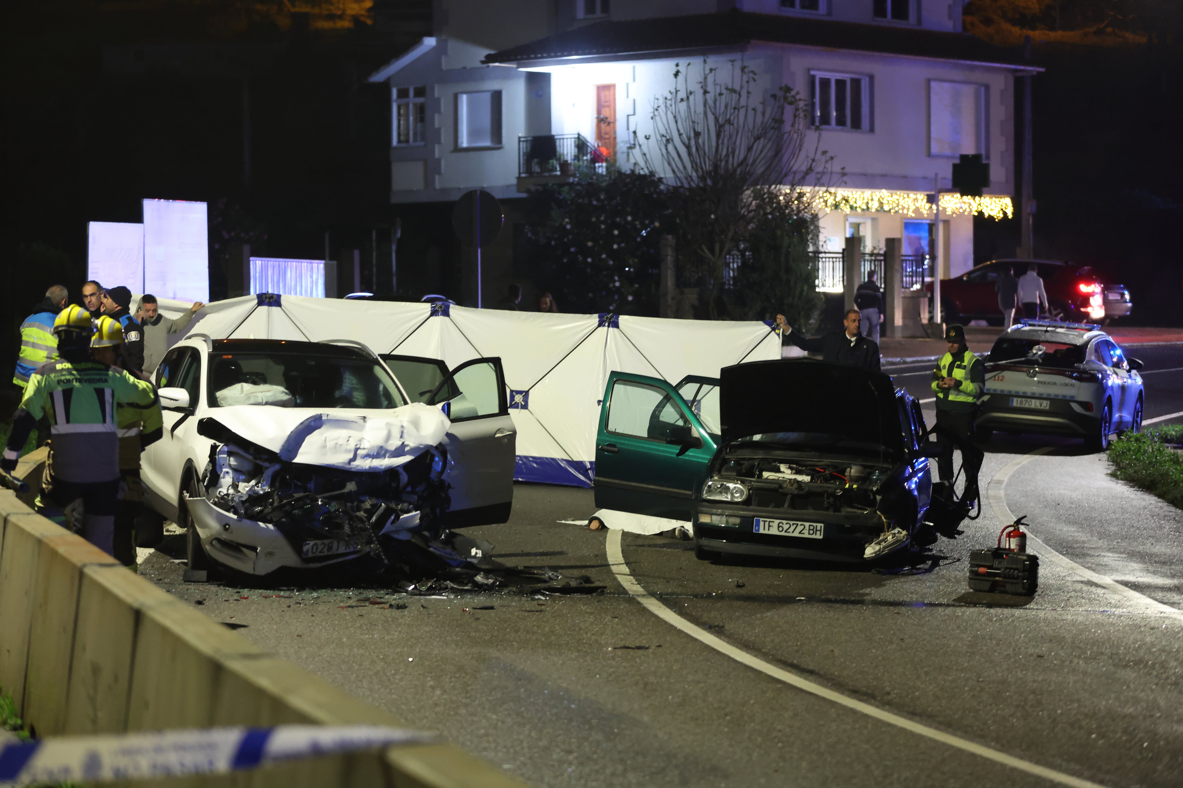 MARÍN (PONTEVEDRA), 08/12/2023.- Imagen de los dos vehículos implicados en un accidente que se ha producido hoy viernes en la carretera PO-313 en la localidad de Marín, Pontevedra y en el que han fallecido dos varones de 16 y 17 años a la salida del casco urbano de la localidad pontevedresa. EFE / Sxenick.
