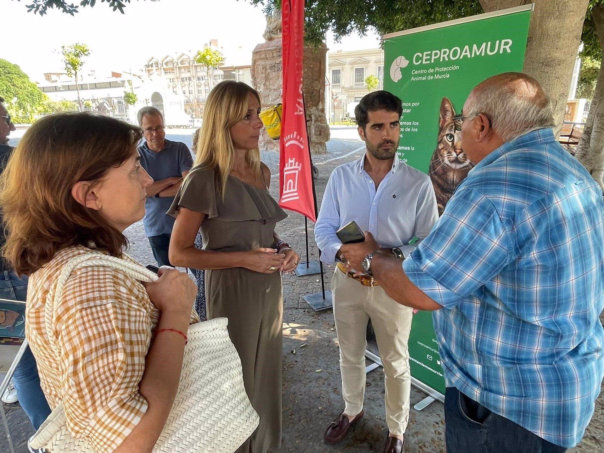 Los concejales de Cultura e Identidad, Diego Avilés, y de Bienestar Social, Familia y Salud, Pilar Torres, en la presentación de la Feria de Adopción de Animales