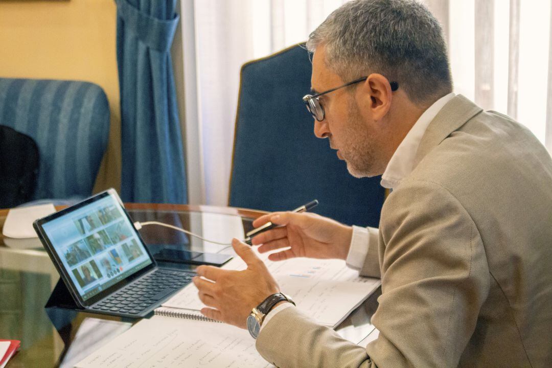 El conseller de Movilidad, Arcadi España, durante la reunión telemática de hoy con el presidente Mazón y alcaldes de 26 municipios.