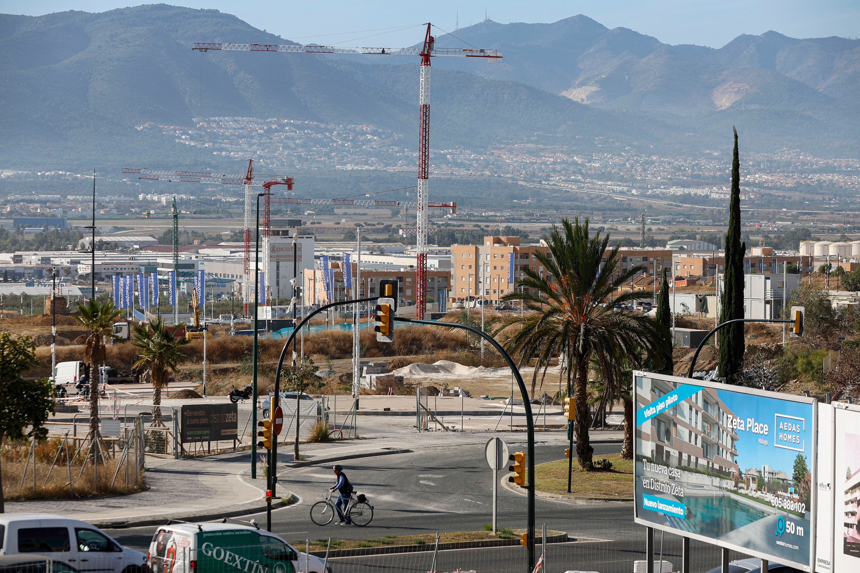 MÁLAGA, 13/11/2025.- Vista de las obras en el nuevo distrito Zeta en Málaga. La escalada de precios en Andalucía, con precios que superan el pico alcanzado durante la burbuja inmobilaria en ciudades como Málaga, ha empujado a los vecinos hacia municipios de la periferia de las capitales y ha convertido el acceso a las de protección ofivial (VPO) en una lotería. EFE/Jorge Zapata
