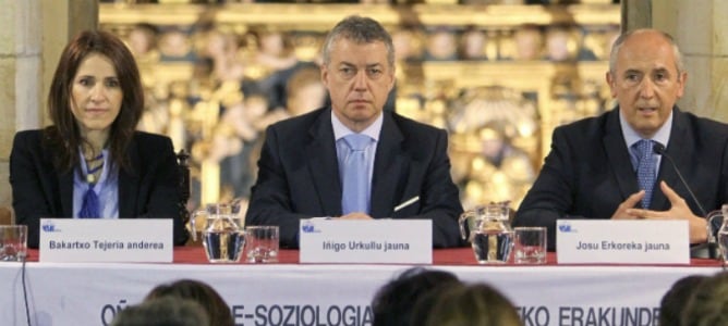 El lehendakari, Iñigo Urkullu, acompañado por Josu Erkoreka y Bakartxo Tejeria.