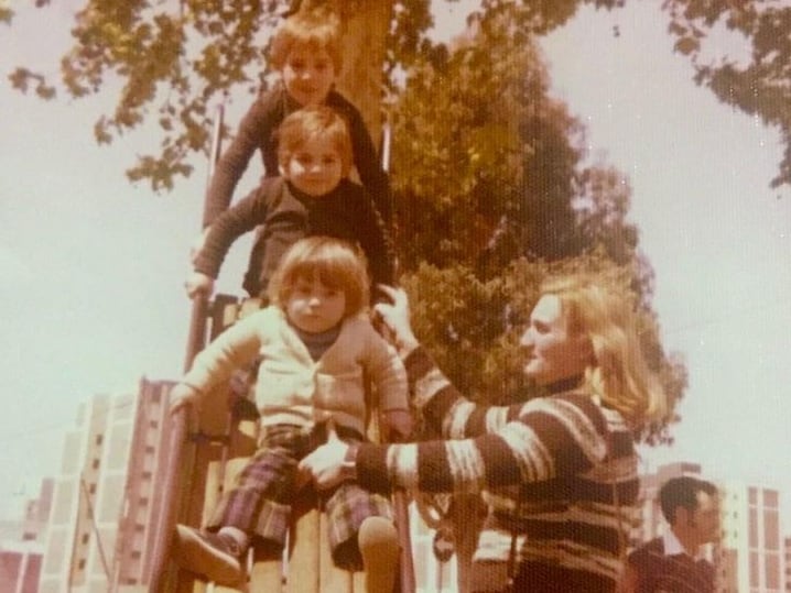 El chef José Andrés, de pequeño, junto a su madre y sus hermanos.