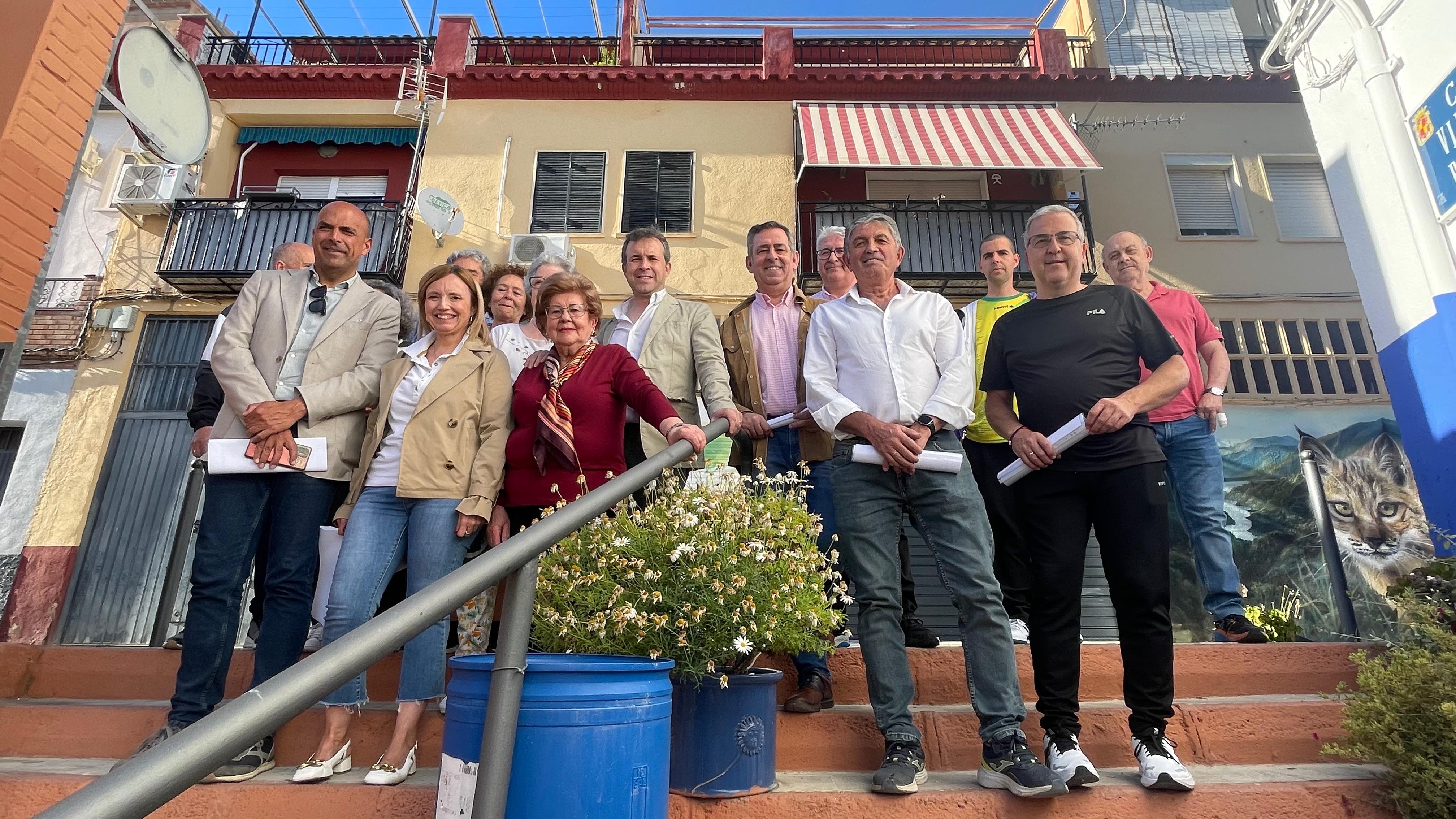 El alcalde de Jaén, Julio Millán (centro), acompañado de vecinos del Almendral y de concejales del equipo de gobierno.