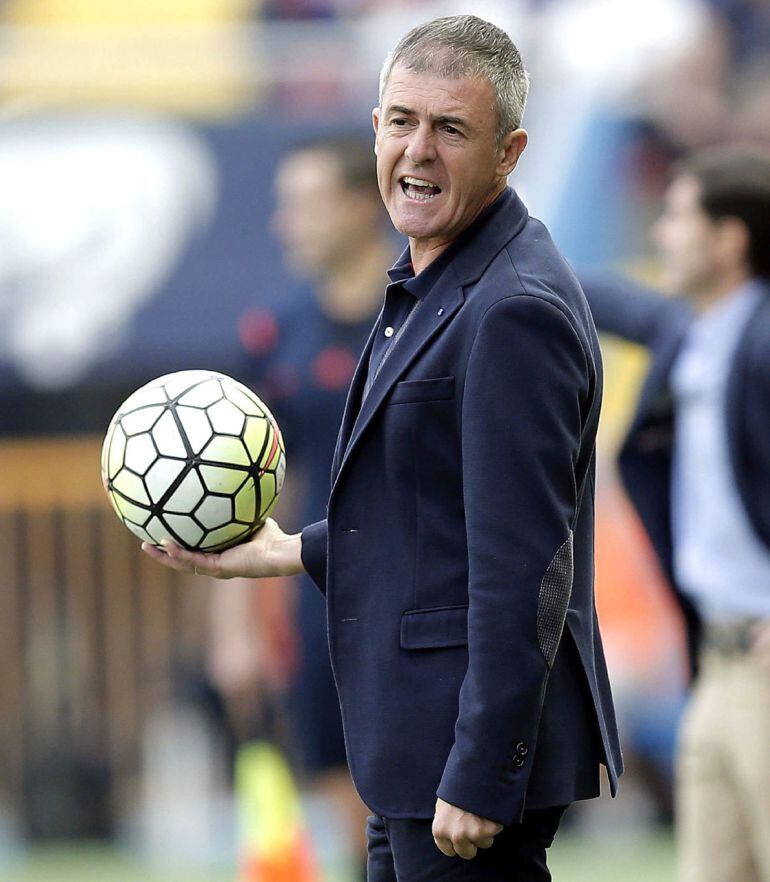 GRA204. VALENCIA, 04/10/2015.- El entrenador del Levante Lucas Alcaráz, con el balón en la mano, durante el partido ante el Villarreal de la séptima jornada de Liga jugado esta tarde en el estadio Ciutat de Valencia. EFE/Manuel Bruque