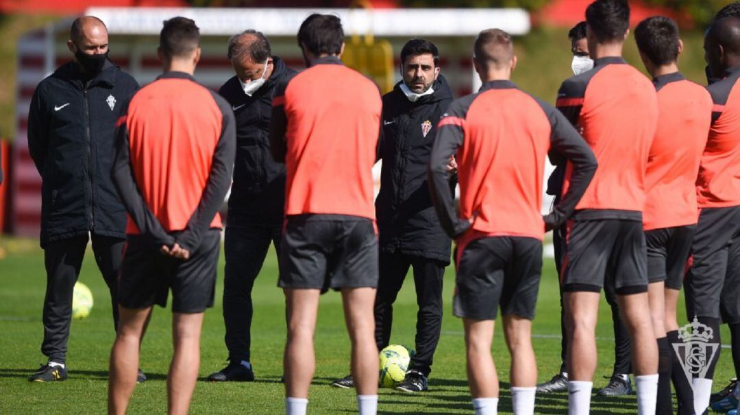 David Gallego reunió a los futbolistas rojiblancos en el césped antes del primer entrenamiento de la semana.