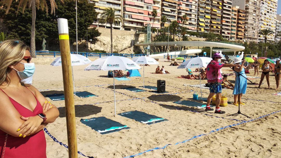 La edil de turismo observa la representación teatralizada de la campaña de concienciación sobre la Covid-19