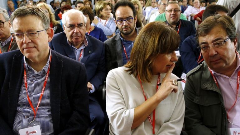 El presidente de la Generalitat valenciana, Ximo Puig (primera fila-i), la presidenta de Baleares, Francina Armengol (primera fila-c), presidente de Extremadura, Guillermo Fernández Vara (primera fila-d), el expresidente asturiano y nuevo portavoz del PSO