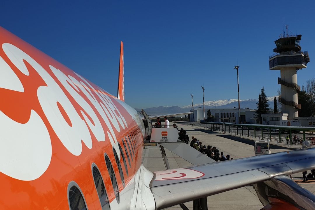 Foto de archivo de uno de los aparatos de la compañía EasyJet en el Aeropuerto de Granada-Jaén