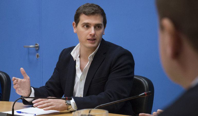 El presidente de Ciudadanos (C?s), Albert Rivera, durante la visita realizada hoy al grupo municipal del partido en el Ayuntamiento de Madrid, acompañado por su portavoz, Begoña Villacís (3i).