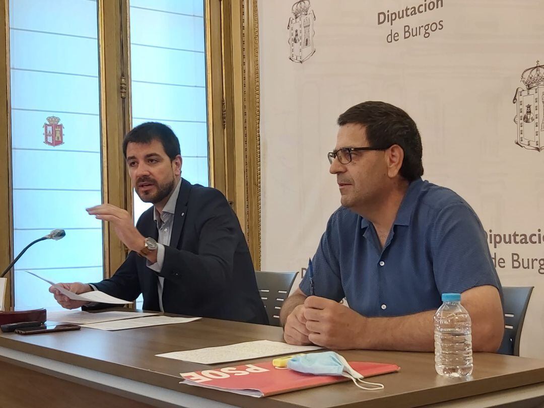 El portavoz del PSOE en la Diputación de Burgos, David Jurado (izda) y Javier Lezcano, viceportavoz