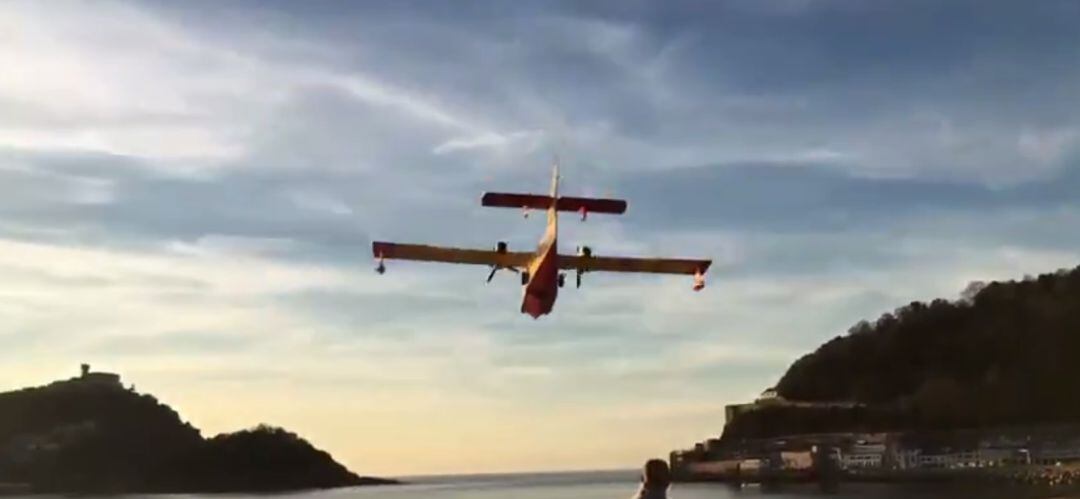 El hidravión desciende sobre la bahía de La Concha.