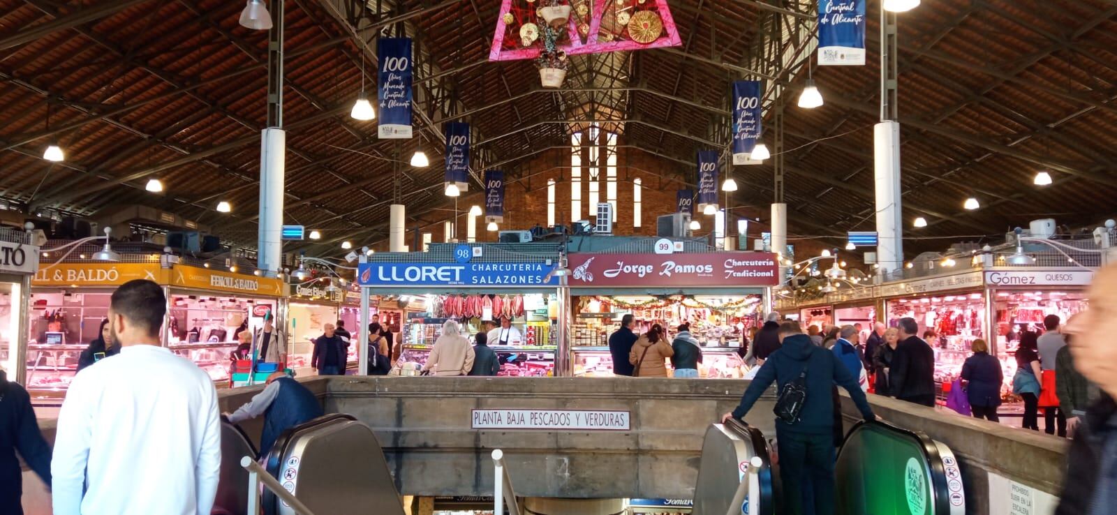 Imagen del Mercado Central de Alicante decorado con motivos navideños