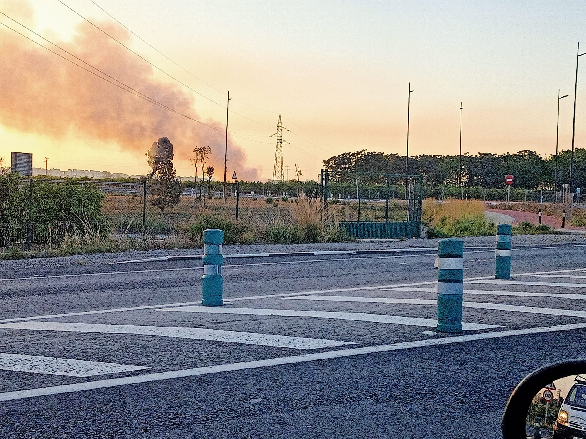 Columna de humo, que se apreciaba esta mañana en Daimús.