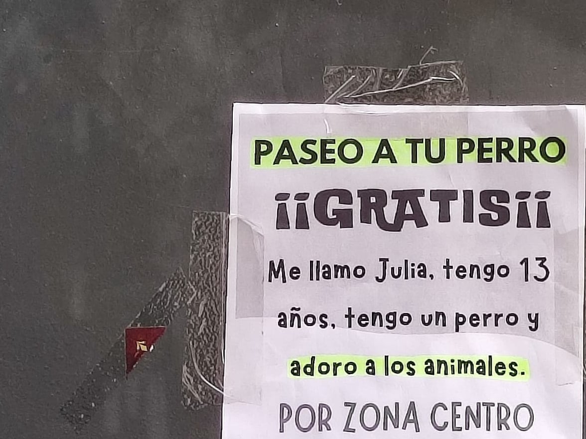 El cartel de Julia la niña cordobesa que se ofrece a sacar a pasear gratis a los perros de las personas que no puedan hacerlo