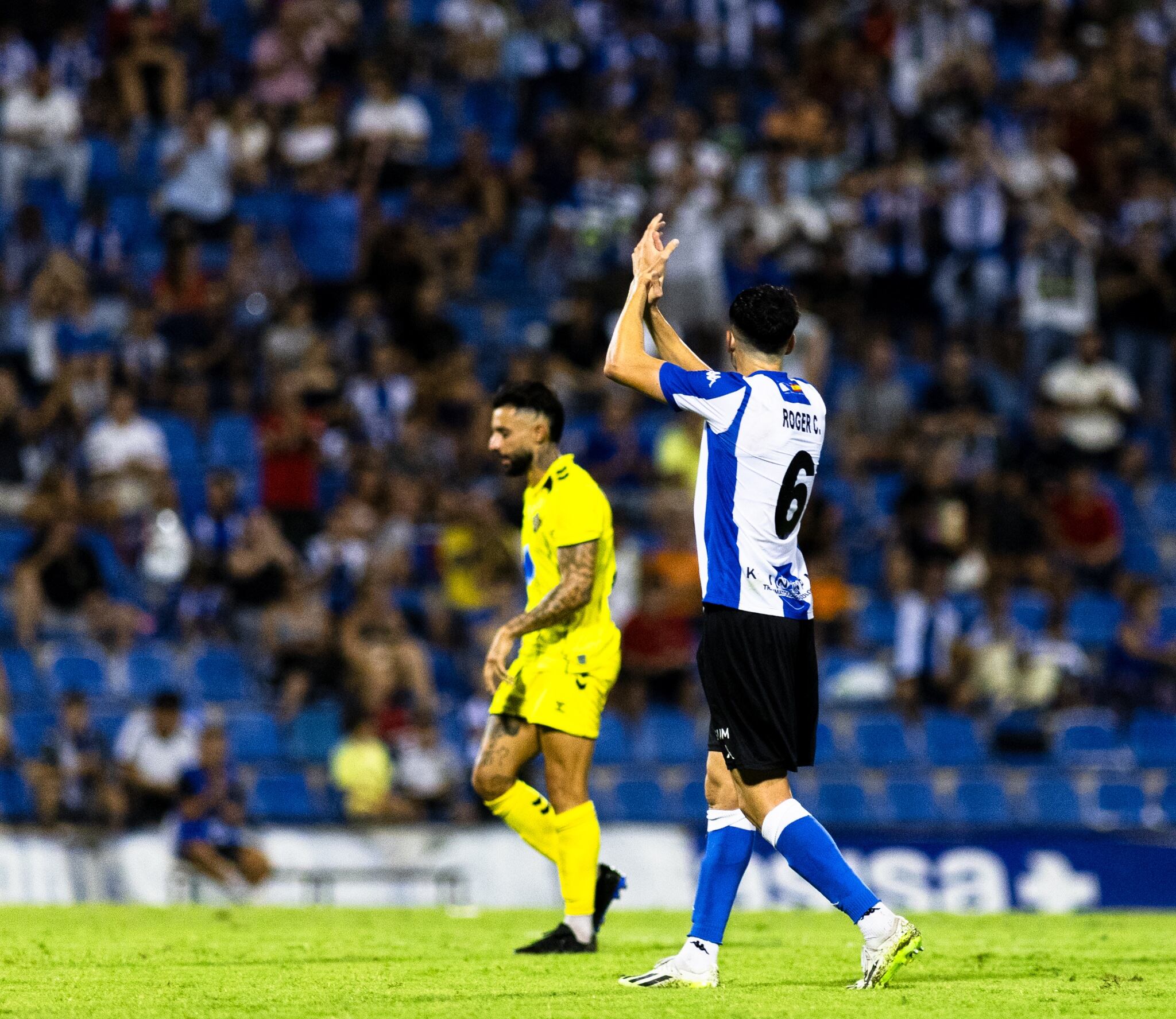 Roger Colomina, jugador del Hércules, aplaude a los seguidores herculanos