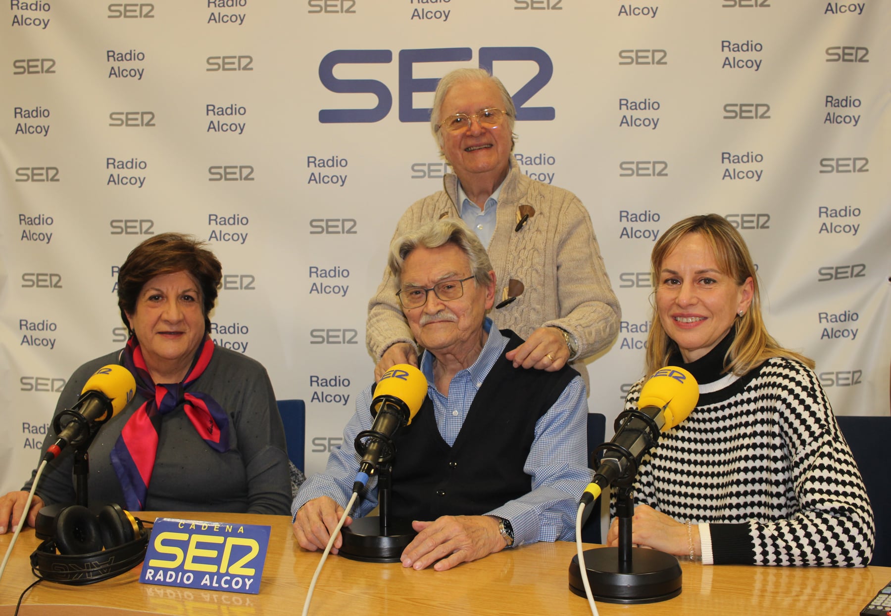 Paco Aznar junto a sus invitados, Amalia Verdú, Luis Llorens y Mónica Guillem, en el estudio central de Radio Alcoy