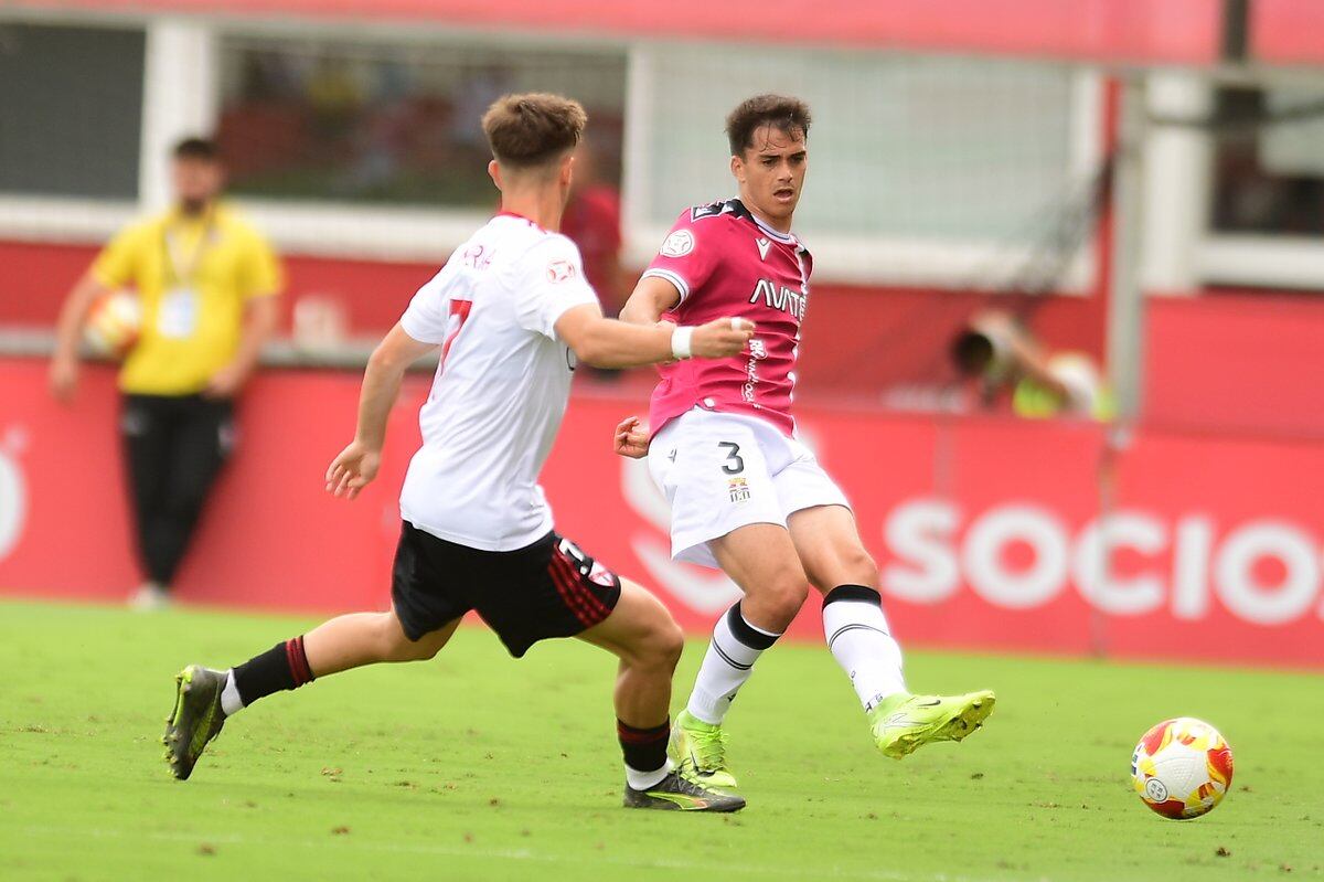 Nil Jiménez juega la pelota