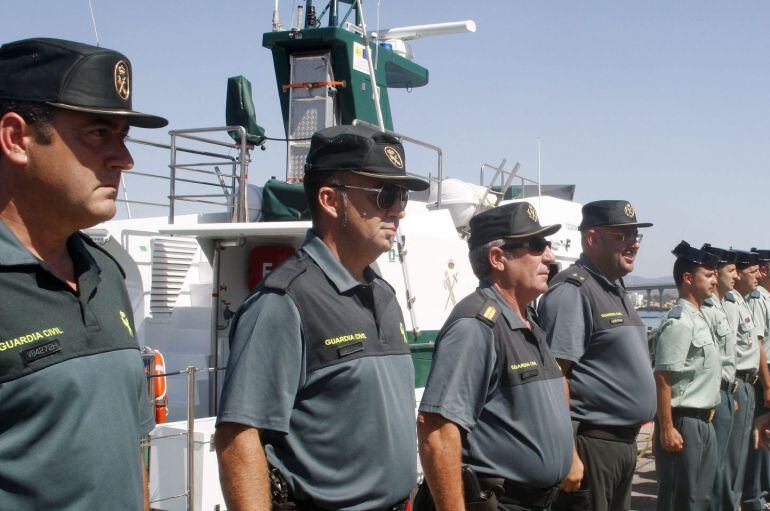 GRA132 ALGECIRAS (CÁDIZ), 27/07/2015.- El director general de la Guardia Civil, Arsenio Fernández de Mesa, durante la presentación en el puerto de Algeciras (Cádiz) las dos nuevas embarcaciones del Servicio Marítimo del instituto armado. EFE/J.Ragel