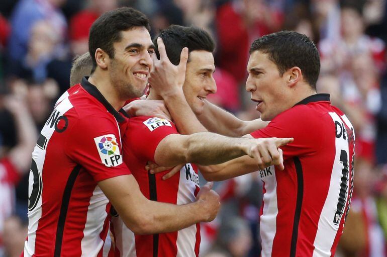 Aduriz celebra el cuarto gol con Óscar de Marcos