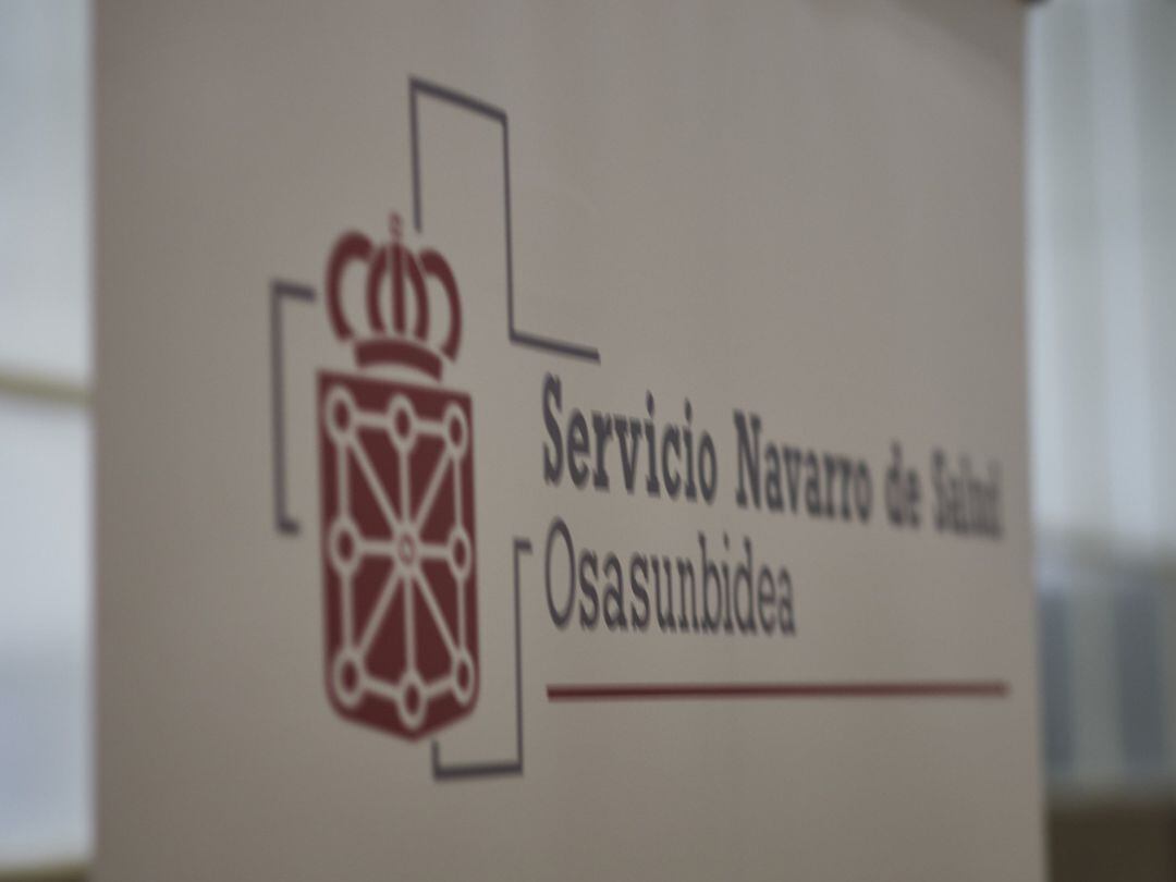 Cartel anunciador del servicio navarro de salud en el Antiguo colegio de Maristas