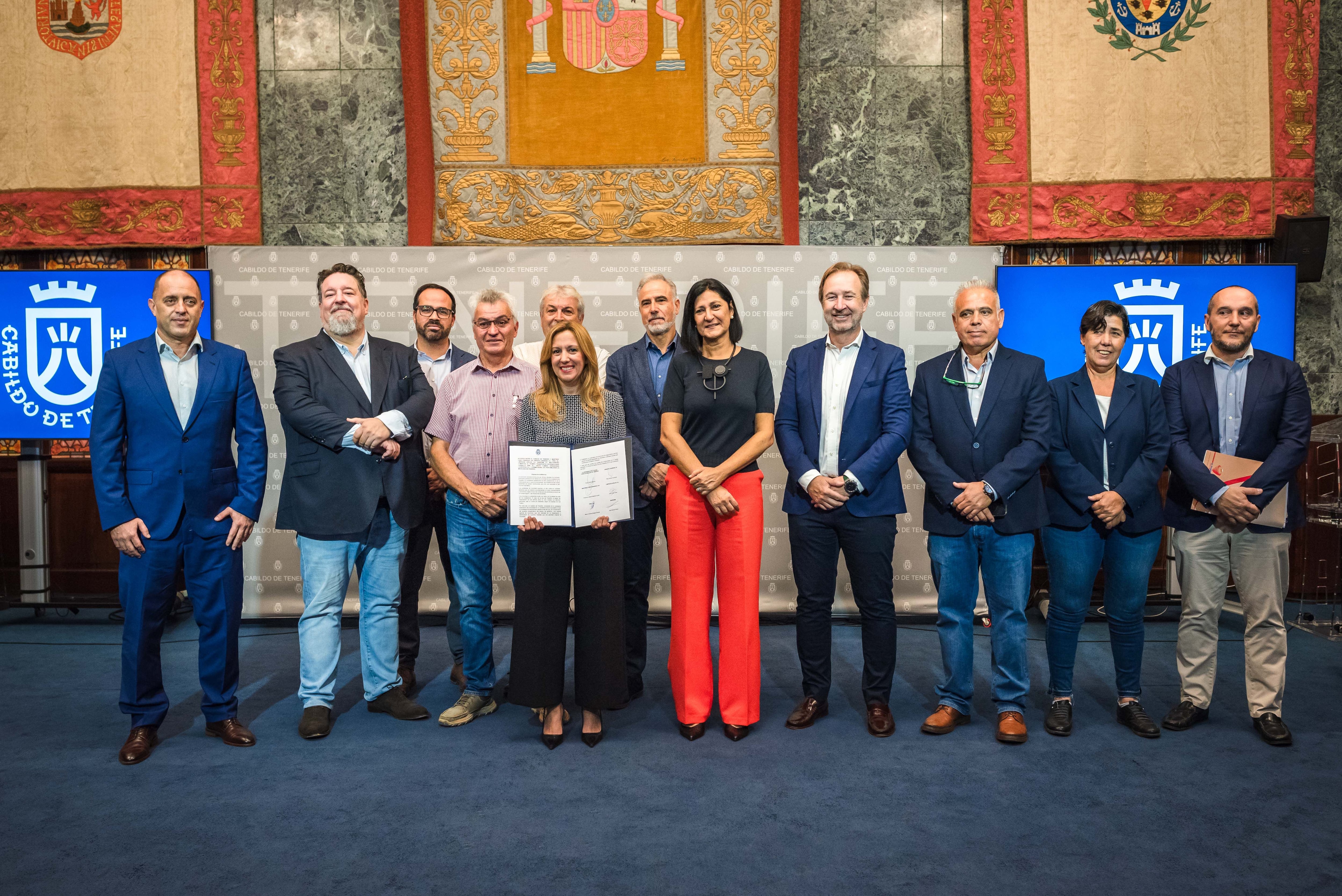 La presidenta del Cabildo Insular, Rosa Dávila, la Consejera de Movilidad, Eulalia García, la consejera de Medio Natural, Sostenibilidad, Seguridad y Emergencias; Blanca Pérez y representantes de las mencionadas empresas