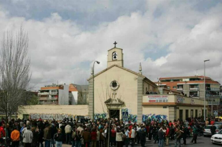 Entrada a la parroquia San Carlos Borromeo, en el barrio de Entrevías de Madrid.