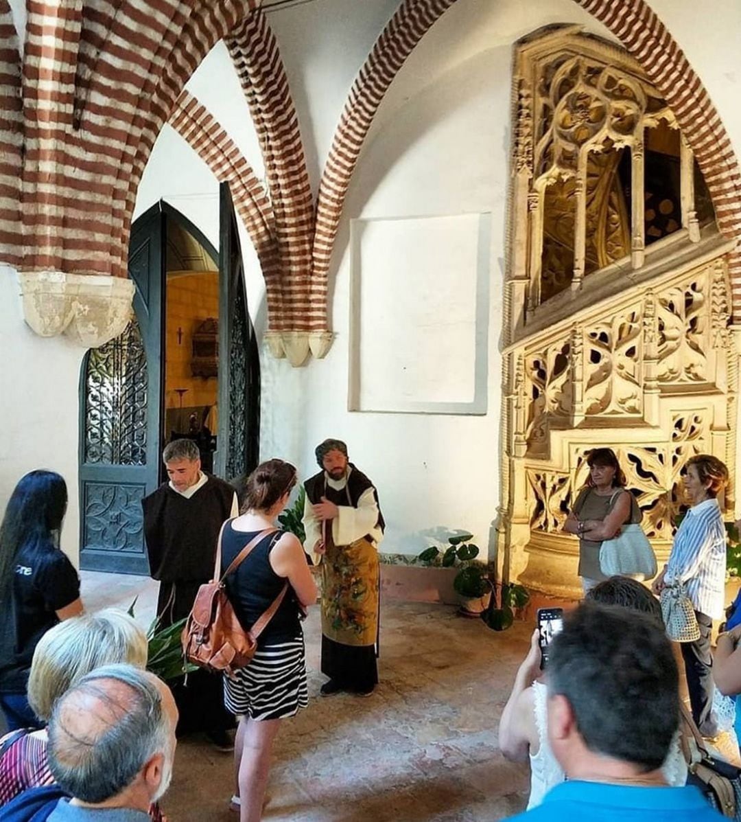 Turistas en una de las visitas teatralizadas en el Palau Ducal. 