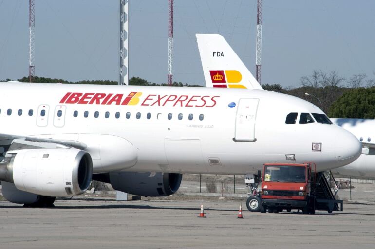 Un Airbus A320 de Iberia Express estacionado. Foto de archivo.