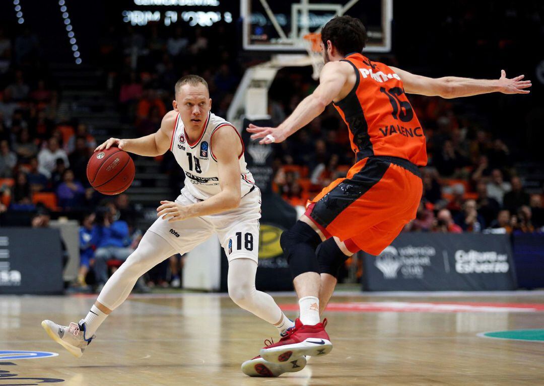 El base del Rytas Vilna, Mindaugas Girdziunas con el balón ante el base del Valencia Guillem Vives durante el partido de cuartos de final de la Eurocop