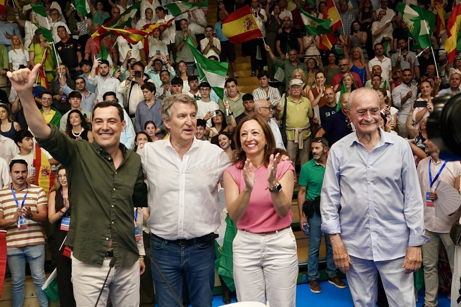 El líder del PP, Alberto Núñez Feijóo, y el presidente del PP andaluz y de la Junta, Juanma Moreno, protagonizan un acto de partido en defensa de &quot;la democracia&quot;, a 15 de junio de 2025 en Málaga. (Foto de archivo).