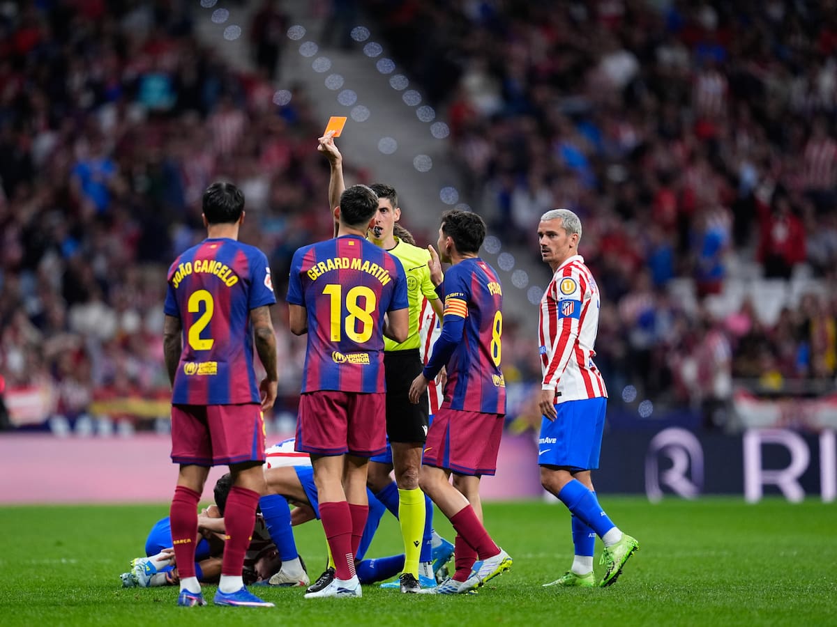 Clamor en el Atlético por la 'no' expulsión de Gerard Martín: "Si lo hago yo, me enseñan roja"