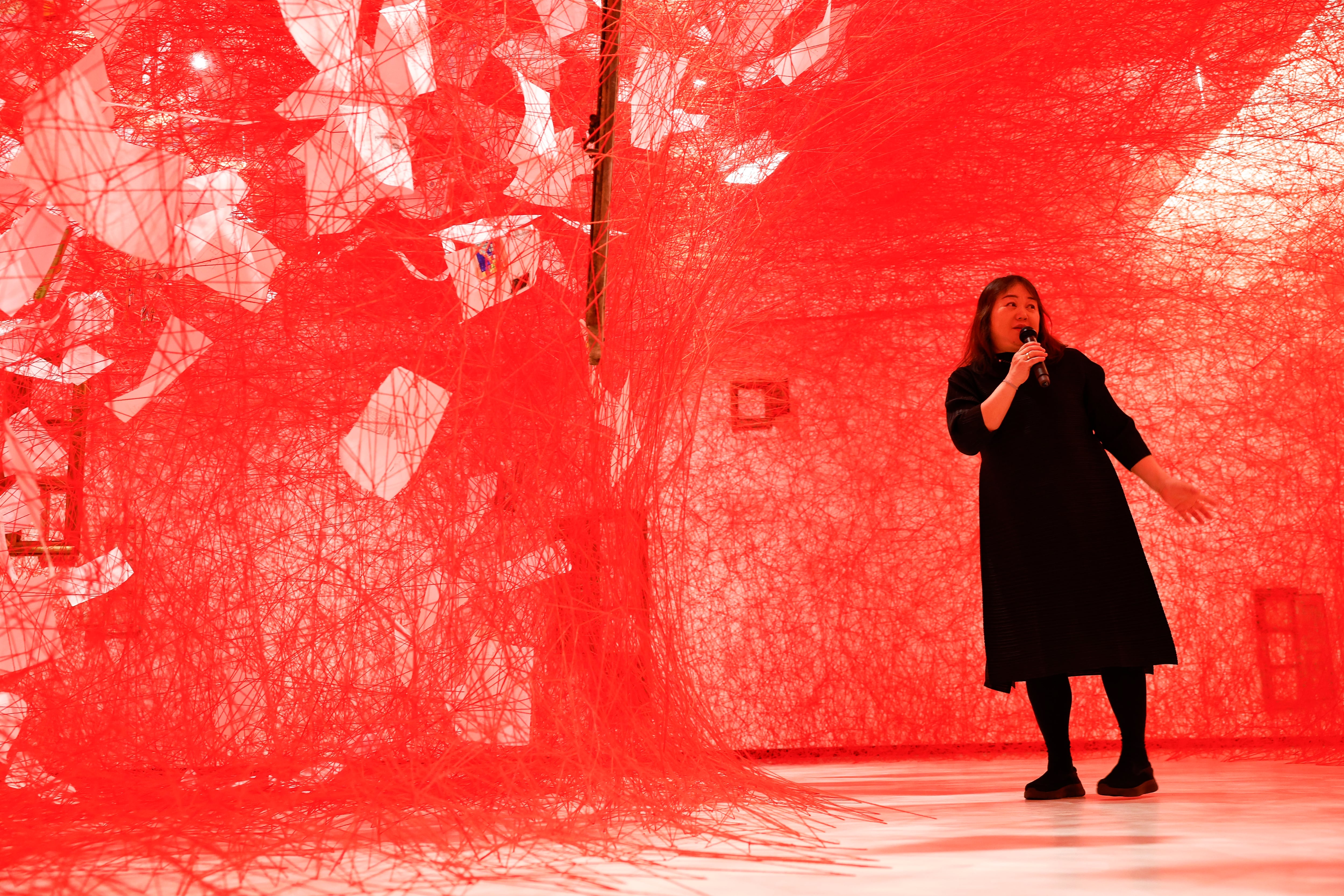 BILBAO, 27/05/2025.- La artista japonesa Chiharu Shiota ha presentado este martes una exposición monográfica en Azkuna Zentroa-Alhóndiga Bilbao. EFE/ Miguel Toña
