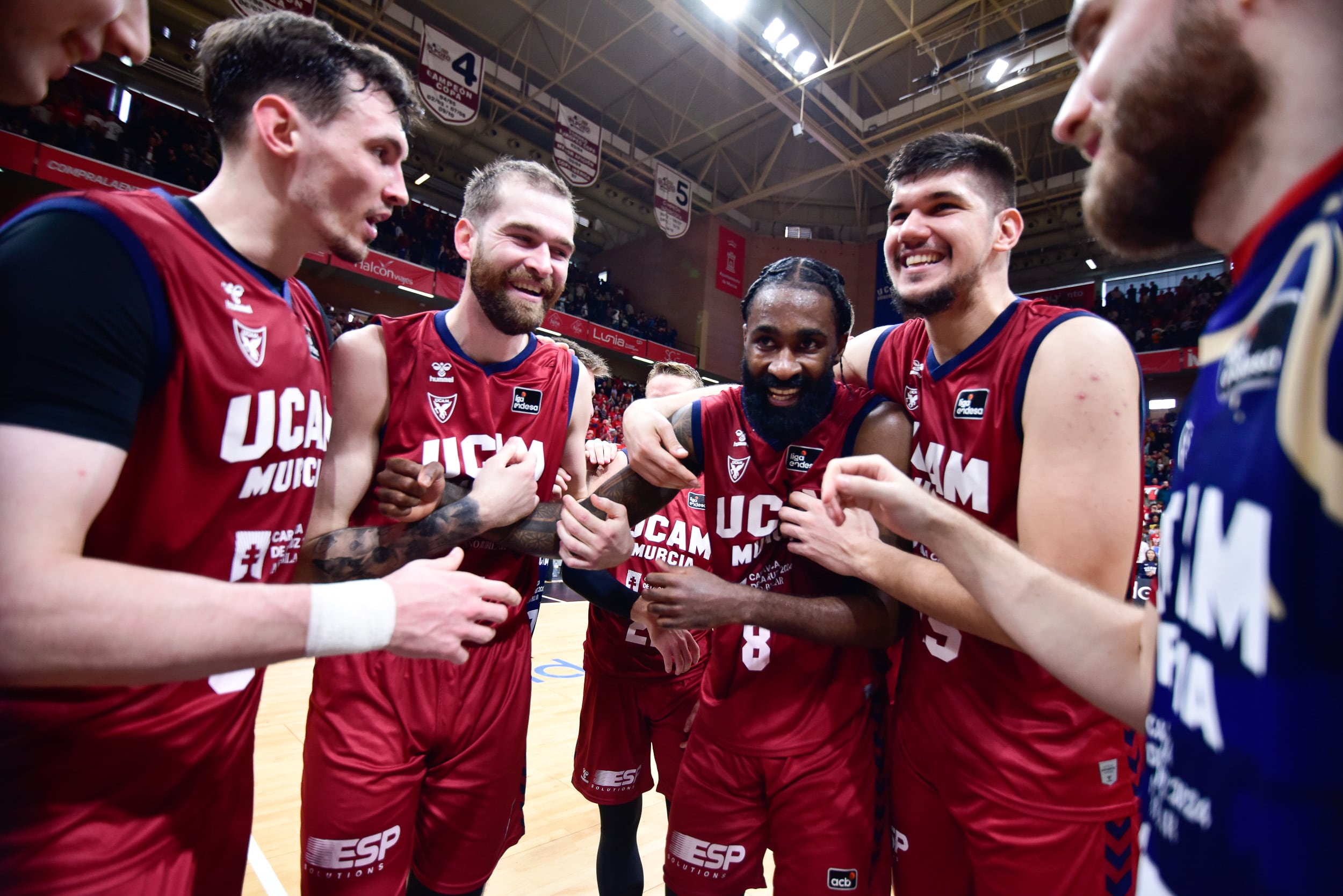 Parte de la plantilla del UCAM Murcia CB celebrando la victoria ante el Real Madrid