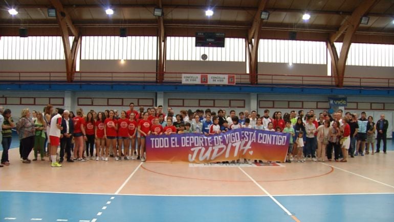 Decenas de personas homenajean a la esgrimista viguesa Judith Rodríguez