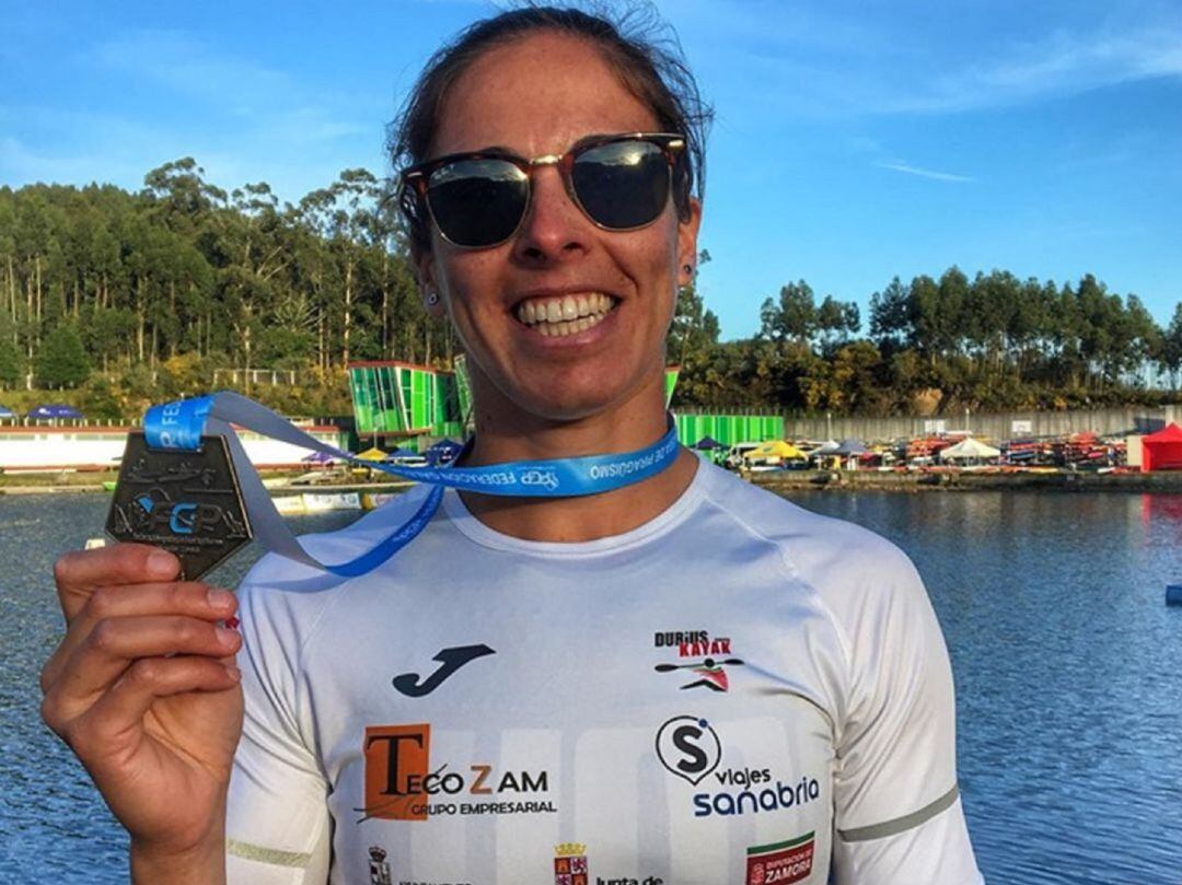 Eva Barrios, con una de sus medallas