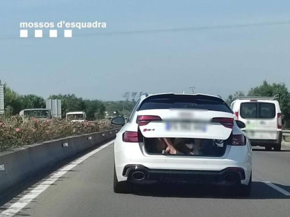 Denuncian a un conductor que llevaba a dos menores con el maletero abierto en plena carretera