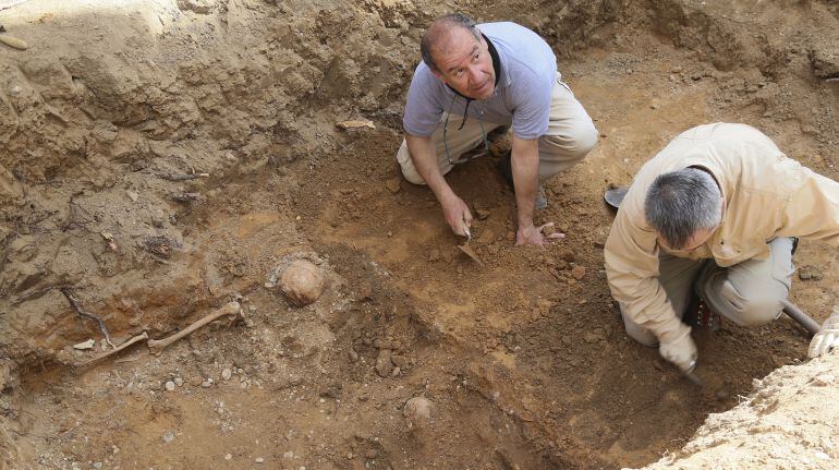 Excavaciones en el cementerio de El Carmen