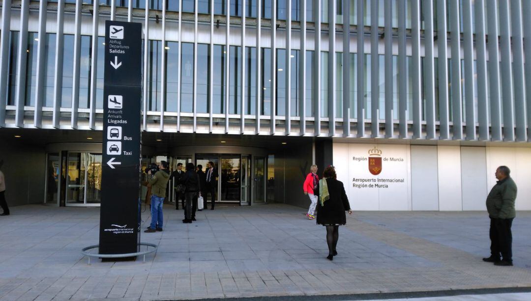 Puerta de entrada al Aeropuerto Internacional de la Región de Murcia