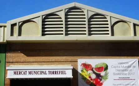 El Ayuntamiento de València tiene previsto mejorar la cubierta del mercado municipal de Torrefiel en los próximos meses.