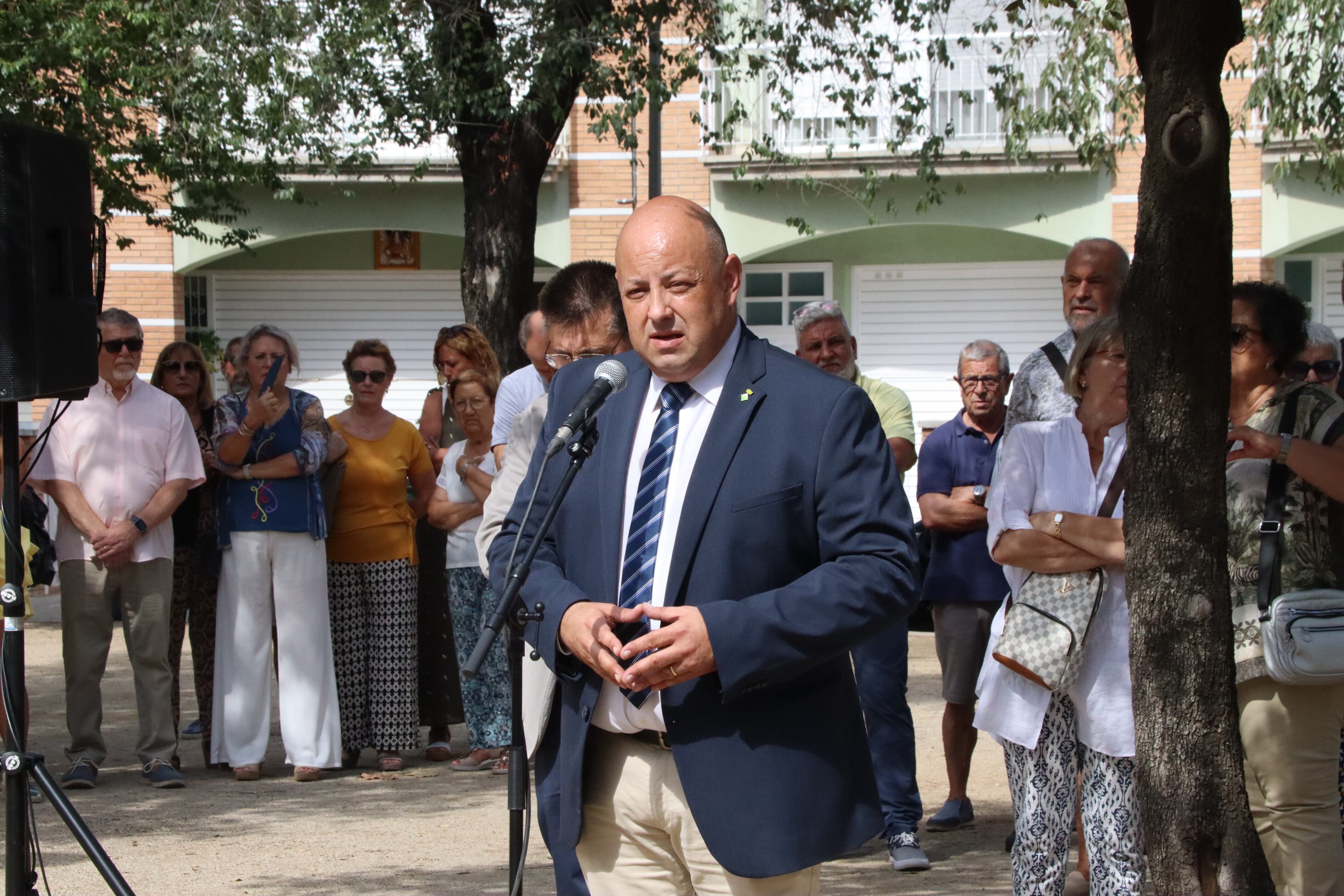 L'alcalde de Montmeló, Pere Rodríguez, en el minut de silenci. (ACN)