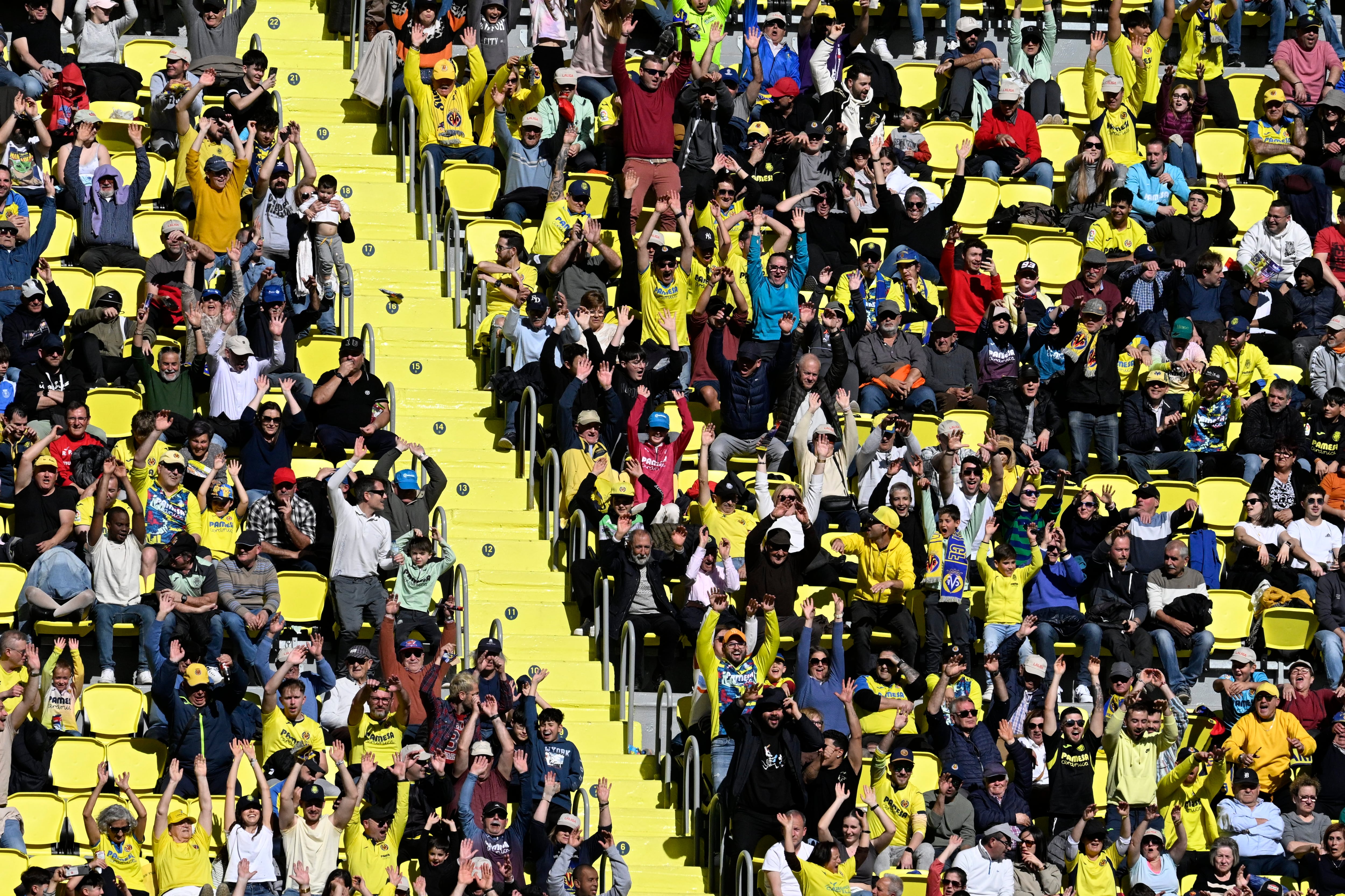 VILLARREAL, 03/03/2024.-Vista general de la grada del Villarreal celebrando la goleada al Granada, durante el partido de la jornada 27 de la Liga ES Sports que enfrenta a sus equipos este domingo en el estadio de la Cerámica de Villarreal. EFE/ Andreu Esteban
