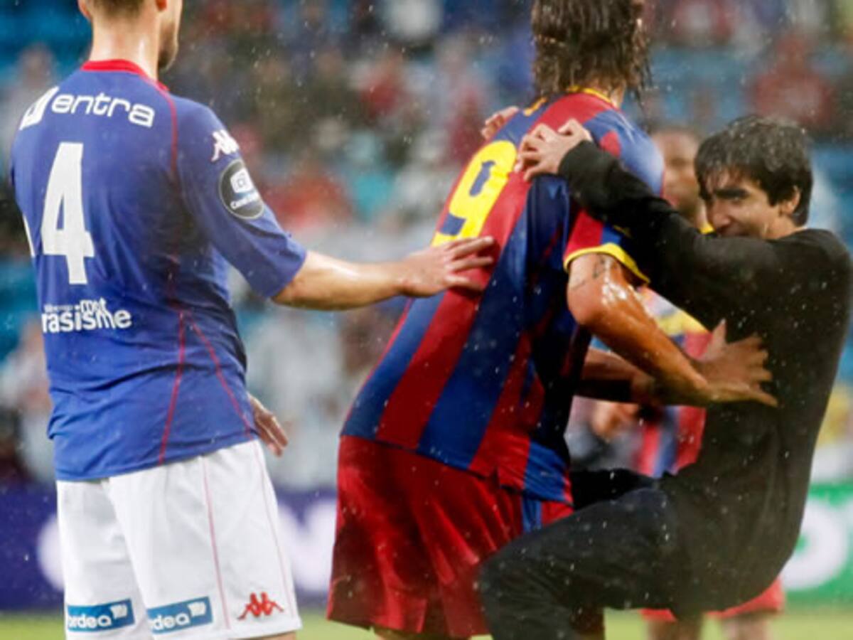 Ibrahimovic se quita de encima a un espontáneo durante el encuentro