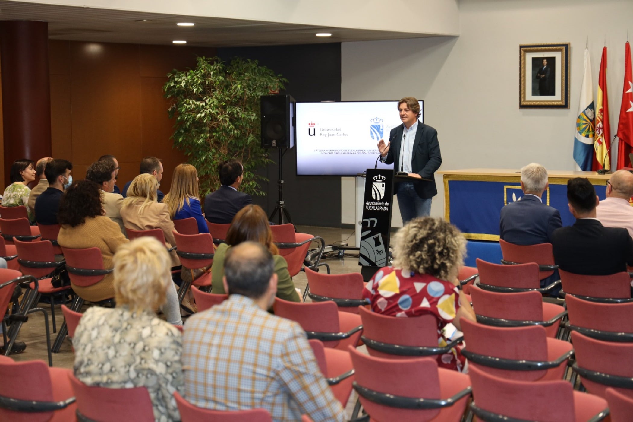 El alcalde de Fuenlabrada durante la presentación de la Cátedra de Economía Circular, creada junto con la URJC.