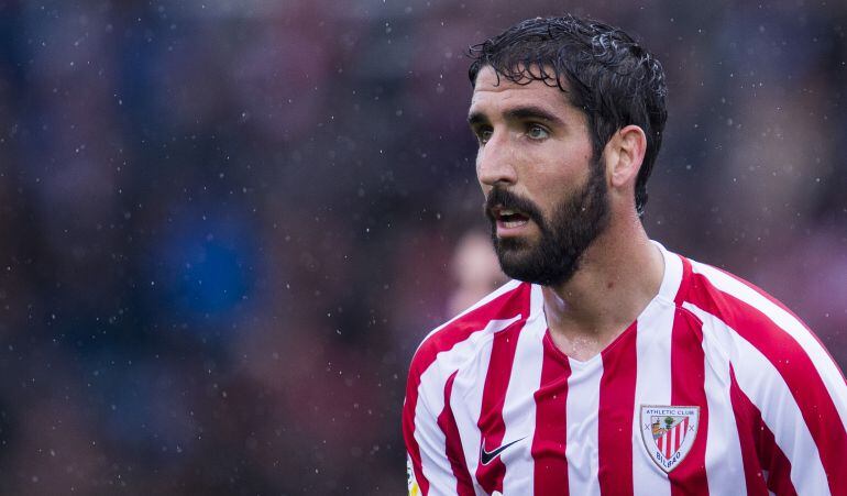 Raúl García durante un partido con el Athletic