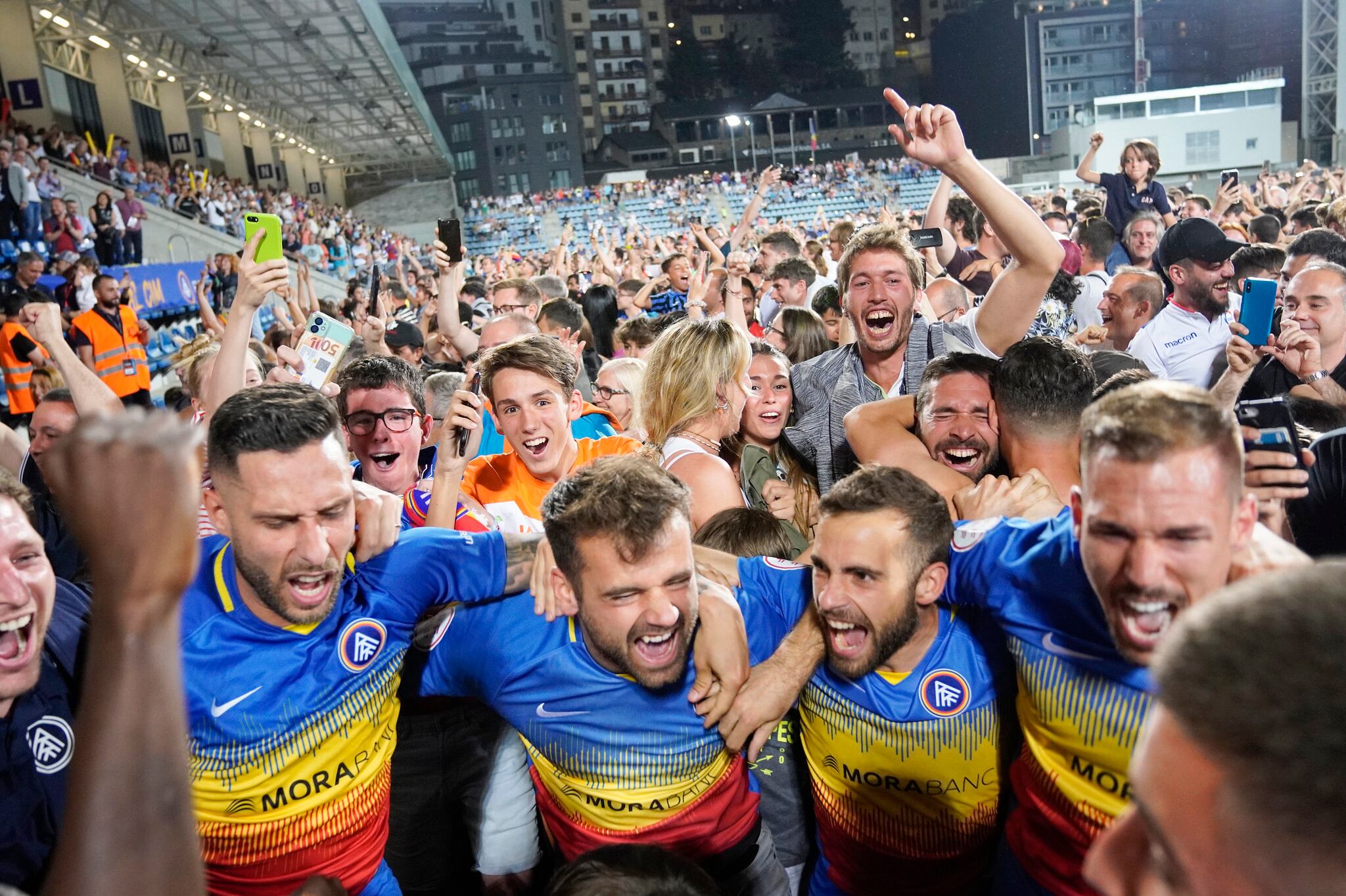 Els jugadors de l'FC Andorra celebrant l'ascens a Segona A.